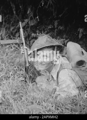 Vormarsch von Padang Während des marsches von Padang nach Padang-Pandjang (Sumatra) [ein Soldat im Deckung] Datum: 20. Dezember 1948 Ort: Indonesien, Niederländisch-Ostindien, Sumatra Stockfoto