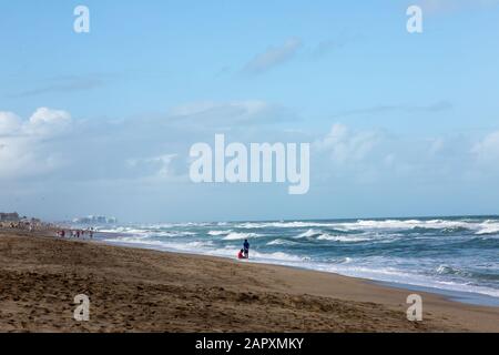 Raue Brandung stürzt am Strand auf Hutchinson Island in Stuart, Florida, USA ab. Stockfoto