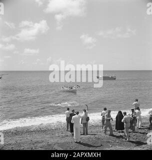 Niederländische Antillen und Suriname zum Zeitpunkt des königlichen Besuches von Königin Juliana und Prinz Bernhard im Jahr 1955 Zuschauer bei der Abreise des Königspaares von Saba. In der Schlinge das Königspaar Datum: 26. Oktober 1955 Ort: Niederländische Antillen, Saba Schlüsselwörter: Königliche Besuche, Schiffe, Strände Stockfoto