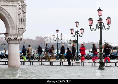 Überflutete den Markusplatz, Menschen an Bord von Anlegestegen, Venedig, Italien Stockfoto