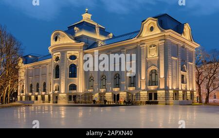 Lettisches Nationalmuseum für Kunst bei Nacht, Architekt Wilhelm Naumann, Riga, Lettland Stockfoto