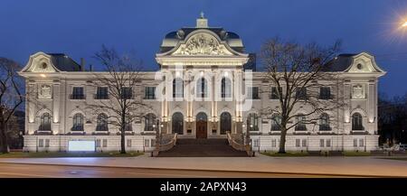 Lettisches Nationalmuseum für Kunst bei Nacht, Architekt Wilhelm Naumann, Riga, Lettland Stockfoto