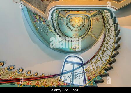 Geschwungene Treppe, Treppenhaus, Jugendstil, Jugendstilmuseum, Riga, Lettland Stockfoto