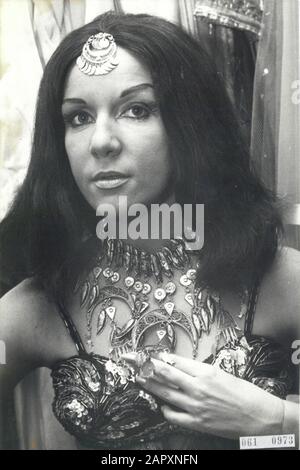 Zweiter Mata Hari? Bis zu zweimal ist da der Spionagetätigkeit beschuldigt die schöne orientalische Tänzerin Laila Devi (25 Jahre) als zweite Mata Hari aus dem Libanon vertrieben. Ab dem 1. November 1967 tritt sie nun im Playboys Orientalclub auf dem Thorbeckeplein in Amsterdam auf. Laila Devi wurde in den Niederlanden geboren. Sie spricht neun Sprachen und wird beschuldigt, ihre vielen Kontakte im Nahen Osten zur Spionage genutzt zu haben. Endlich scheint sie in Beirut erschienen zu sein Datum: 11. Januar 1967 Ort: Amsterdam, Noord-Holland Schlüsselwörter: Künstler, Tänzerinnen, Porträts, Frauen persönlicher Name: Levi Laila Stockfoto