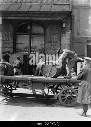 Reise nach Polen Transport von Weinfässern auf dem Weingut Fukier Datum: 1934 Standort: Polen, Warschau Schlüsselwörter: Stadtansichten, Transport, Weinkeller Stockfoto