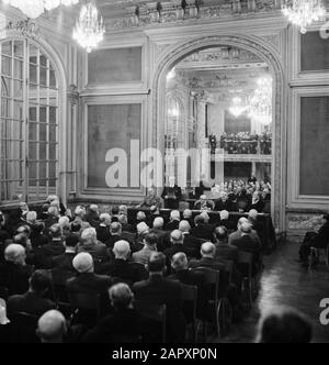 Rede Štefan Osuský für die Académie Diplomatique der Internationale tschechoslowakische Botschafter Štefan Osuský (stehend) spricht; zu seiner Rechten Henry Bérenger, präsident der Auslandskommission des französischen Senats Anmerkung: Thema von Osuskys Rede war die "l'Equilibre Politique de l'Europe" (die politische Machtbalance Europas). Datum: 23. Juni 1938 Ort: Paris Stichwörter: Diplomaten, Anhörung, Männer, Spiegel, Reden persönlicher Name: Bérenger, Henry, Osuský, Štefan Stockfoto