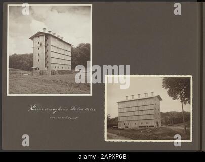 Fotoalbum Deli Maatschappij: Enterprises Bandar Negri, Sarang Giting, Dolok Ulue und Poulu Tagor (1935) Zwei Fotos vom Bau eines Trockenhauses für Krepp auf der Gummiplantage Dolok Ulue auf Sumatra. - Ja. Auf dem Foto oben links sind Erbauer und ein Vermesser zu sehen Anmerkung: Der verfestigte Latex (Saft des Gummibaums) wird in diesen Trockenhäusern getrocknet Datum: 1. Januar 1935 Standort: Indonesien, Niederländische Ostindien, Sumatra-Schlüsselwörter: Bauaktivitäten, Trockenhäuser, Kühlhäuser, Vermessungsarbeiten, Plantagen, Gummi-, Gummi- und Gummiindustrie Stockfoto