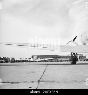 Flughafen Schiphol Zwei geparkte Douglas DC-3s vor dem großen Hangar am Flughafen Schiphol Datum: 1936 Standort: Amsterdam, Noord-Holland, Oud-Schiphol Schlüsselwörter: Außenansicht, Gebäude, Zäune, Fluggesellschaften, Reisende, Flugzeuge, Name Der Flughafeneinrichtung: Schiphol Stockfoto