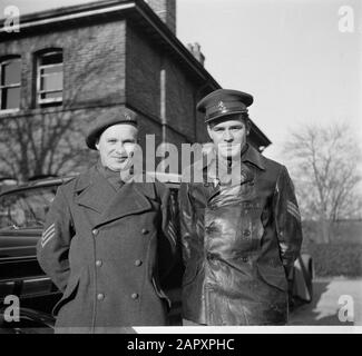 Prinz Bernhard besucht niederländische Truppen auf ihrem Armeestab in Großbritannien während des zweiten Weltkriegs Zwei Soldaten, die vor dem Armeestab stehen Datum: 1940 Ort: Großbritannien Schlüsselwörter: Gruppenporträts, Königshaus, Militär Stockfoto