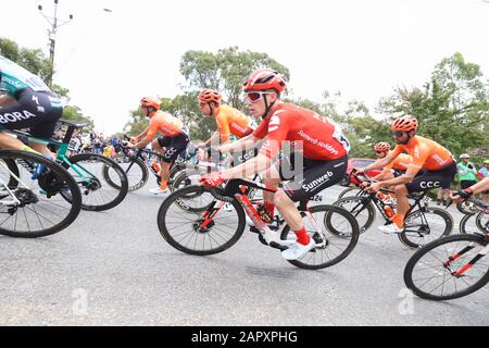 Fahrer, die auf Stufe 3 der Tour 2020 Im Radrennen in der Nähe von Adelaide Australia antreten Stockfoto