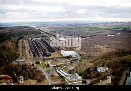 Helmstedt, Deutschland. Januar 2020. Der ehemalige Tagebau Schöningen in der Nähe des Braunbauwerks Buschhaus im Landkreis Helmstedt (Luftbild mit Drohne). Das Kraftwerk stellte Ende September 2016 den regulären Betrieb ein und dient seitdem als versteckte Reserve. Im Vorfeld der Stilllegung wurde auch die Kohleförderung im Tagebau Schöningen eingestellt. Credit: Hauke-Christian Ditrich / dpa / Alamy Live News Stockfoto