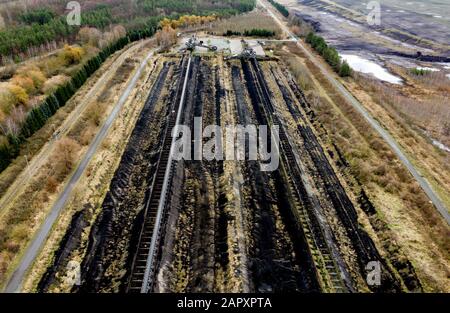 Helmstedt, Deutschland. Januar 2020. Der ehemalige Tagebau Schöningen in der Nähe des Braunbauwerks Buschhaus im Landkreis Helmstedt (Luftbild mit Drohne). Das Kraftwerk stellte Ende September 2016 den regulären Betrieb ein und dient seitdem als versteckte Reserve. Im Vorfeld der Stilllegung wurde auch die Kohleförderung im Tagebau Schöningen eingestellt. Credit: Hauke-Christian Ditrich / dpa / Alamy Live News Stockfoto
