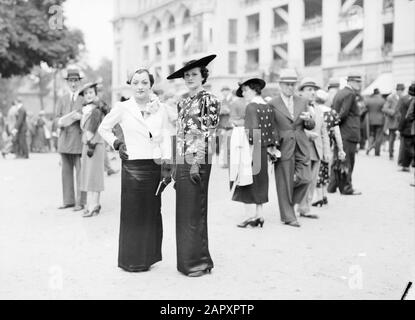 Modefotos in Auteuil Zwei Frauen in langen Kleidern Datum: 28. Juni 1936 Ort: Frankreich, Paris Schlagwörter: Kleidung, Mode Stockfoto