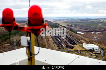 Helmstedt, Deutschland. Januar 2020. Der ehemalige Tagebau Schöningen in der Nähe des Braunbauwerks Buschhaus im Landkreis Helmstedt (Luftbild mit Drohne). Das Kraftwerk stellte Ende September 2016 den regulären Betrieb ein und dient seitdem als versteckte Reserve. Im Vorfeld der Stilllegung wurde auch die Kohleförderung im Tagebau Schöningen eingestellt. Credit: Hauke-Christian Ditrich / dpa / Alamy Live News Stockfoto