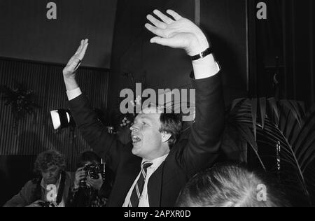 Hauswahlen 1981; Wahltreffen der D66 im Hotel Krasnapolsky in Amsterdam, wo Terlouw festlich begrüßt wurde Datum: 26. Mai 1981 Ort: Amsterdam, Noord-Holland Schlüsselwörter: Tagungen, Wahlen Name Der Institution: Krasnapolsky Stockfoto