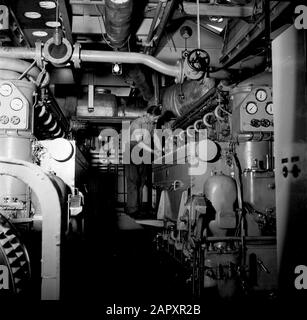 Rheinnavigation, Bericht über Leben und Arbeit an Bord eines Rheinschiffes Zweiter Betreiber im Maschinenraum des Damco 9 Datum: 1. April 1955 Schlagwörter: Werkzeuge, Bediener, Motoren, Schlepper Stockfoto