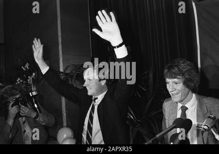 Hauswahlen 1981; Wahltreffen der D66 im Hotel Krasnapolsky in Amsterdam, wo Terlouw festlich begrüßt wurde Datum: 26. Mai 1981 Ort: Amsterdam, Noord-Holland Schlüsselwörter: Tagungen, Wahlen Stockfoto