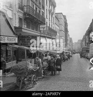 Pariser Bilder [Das Straßenleben von Paris] Wurden auf Wagen entlang des Gehwegs angezeigt Datum: 1965 Standort: Frankreich, Paris Stichwörter: Straßenbilder, Straßenhändler Stockfoto