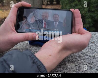 Washington DC, USA. Januar 2020. März hörten die Life-Teilnehmer Präsident Donald TrumpÃs Worte auf Handys. Er war der erste sitzende präsident, der sich der jährlichen Anti-Abtreibungskundgebung zuzog. Credit: Sue Dorfman/ZUMA Wire/Alamy Live News Stockfoto