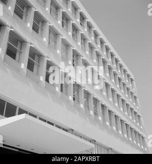 Israel 1964-1965: Tel Aviv, moderne Infrastruktur und Architektur Aus einem Gebäude Herausgeschnitten, vermutlich Kantongebäude Datum: 1964 Standort: Israel, Tel Aviv Schlüsselwörter: Gebäude Stockfoto