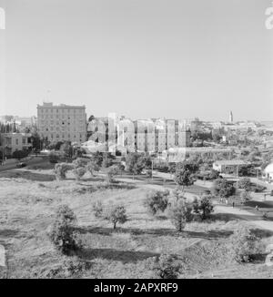 Israel 1964-1965: Jerusalem (Jerusalem), Stadtbild Blick auf die Stadt vom Ölberg Anmerkung: Der Ölberg ist ein Bergrücken östlich von Jerusalem Datum: 1964 Ort: Israel, Jerusalem, Olivenberg Schlüsselwörter: Panoramas, Stadtansichten Stockfoto