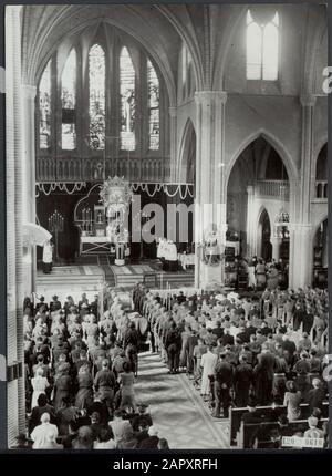 Beerdigung und Nachbestattung von Kees van Sambeek (alias Kees van Maas en Waal), prominenter Widerstandskämpferin, in der St. Antoniuskerk in Nijmegen Datum: August 1945 Ort: Nijmegen Schlüsselwörter: Kirchen, zweiter Weltkrieg, Epochen, Widerstand persönlicher Name: Sambeek van Kees