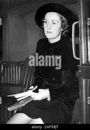 Unity Mitford (1914-1948). Vollständiger Name: Unity Valkyrie Freeman-Mitford. Miss Mitford war Anhänger des Nationalsozialismus und des Faschismus und gehörte zum inneren Freundeskreis Hitlers. Auf dem Bild trägt Unity Mitford eine Anstecknadel der Nationalsozialistischen Deutschen Arbeiterpartei. Stockfoto