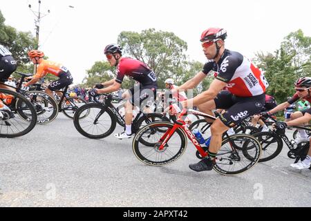 Fahrer, die auf Stufe 3 der Tour 2020 Im Radrennen in der Nähe von Adelaide Australia antreten Stockfoto