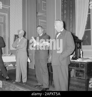 Firmenfotografie KLM Van de Poll Von links nach rechts Jhr. Willem Sandberg, H.W.A. Heldring und Ir. Vincent Willem van Gogh und unbekannt bei der Verleihung des vom KLM gesponserten Preises Skipper des fliegenden Holländers Datum: 27. April 1959 Ort: Amsterdam, Noord-Holland Schlagwörter: Interieur, Museen, Preise Personenname: Gogh, V.W. van, Heldring, H. W.A., Sandberg, Willem Institutionename: Stedelijk Museum Stockfoto