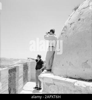 Israel 1964-1965: Jerusalem (Jerusalem), Altstadt Von einem höheren Punkt aus blicken zwei Männer auf die Altstadt Datum: 1964 Ort: Israel, Jerusalem Schlüsselwörter: Besucher, Panoramas, Achtung, Fernglas Stockfoto