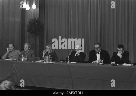 Treffen mit van Mij. Der Nederlandse Literkunde über die finanzielle Position des Schriftstellers in Kras, Amsterdam. Zahlen 11.12 Gerard Esser. Von l. n.r.: X, Y, Z, Hans Gomperts, A, J. Bernlef. Datum: 27.Februar 1970 Ort: Amsterdam, Noord-Holland Schlüsselwörter: Tagungen, Schriftsteller persönlicher Name: Esser, Gerard Institutionenname: Maatschappij der Nederlandse Literkunde Stockfoto