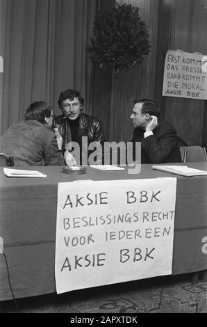 Treffen mit van Mij. Der Nederlandse Literkunde über die finanzielle Position des Schriftstellers in Kras, Amsterdam. Linker, mittlerer Harry Mulisch, rechter H.A. Gomperts Datum: 27. Februar 1970 Ort: Amsterdam, Noord-Holland Schlüsselwörter: Meetings, Writers Personname: Gomperts, H.A., Mulisch, Harry Stockfoto