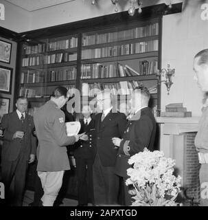 Die königliche Familie im Schloss Soestdijk Geburtstag Prinzessin Margriet. Prinz Bernhard im Gespräch mit der Delegation des Personals der Handelsmarine Datum: {Ca. 1947} Ort: Baarn, Utrechter (Provinz) Schlüsselwörter: Königshaus, Offiziere der Handelsmarine, Fürsten, Geburtstage persönlicher Name: Bernhard (Fürst Niederlande) Stockfoto