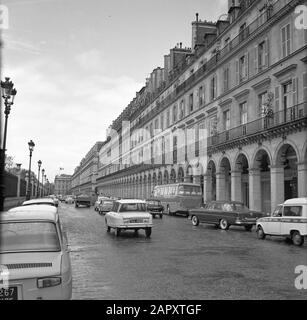 Pariser Bilder [Das Straßenleben von Paris] Verkehr in der Rue de Rivoli Datum: 1965 Standort: Frankreich, Paris Stichwörter: Autos, Gebäude, Straßenbeleuchtung Stockfoto