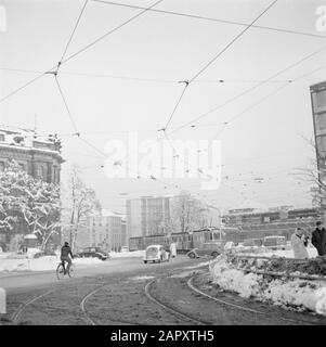 Besuch des Münchner Verkehrs am Lenbachplatz im Schnee Datum: 1. Dezember 1958 Standort: Bayern, Deutschland, München, Westdeutschland Stichwörter: Gebäude, Plätze, Schnee, Stadtverkehr, Straßenbilder, Winter Stockfoto