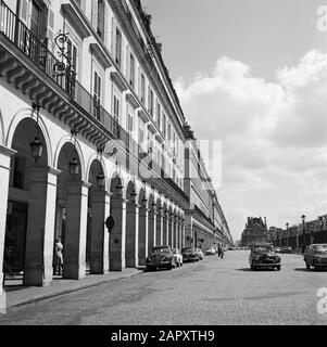 Pariser Bilder [Das Straßenleben von Paris] Verkehr in der Rue de Rivoli Datum: 1965 Standort: Frankreich, Paris Stichwörter: Gebäude, Straßenbilder Stockfoto