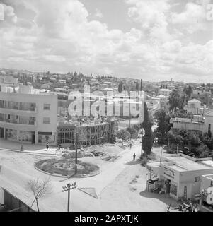 Israel 1948-1949 Verkehrsplatz in der Nähe der Zitrussaftfabrik Assis auf der Straße von Tel Aviv nach Haifa mit Geschäften, Wohnungen und einem im Bau befindlichen Komplex Datum: 1948 Standort: Haifa, Israel, Tel Aviv Schlüsselwörter: Architektur, Fabriken, Apartmentgebäude, Neubau, Kreisverkehre, Fruchtsäfte, Geschäfte Stockfoto