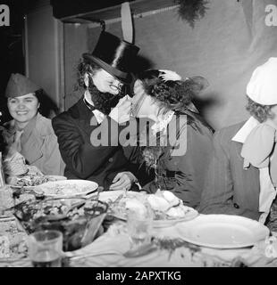 Fest von Sainte Cathérine in Paris, der Urlaub der französischen Modehäuser am 25. November dressierte Gäste auf der Party im Maison Raymonde Annotation: In Paris wird das fest von Sainte Cathérine gefeiert, das von Mädchen gefeiert wird, die mit 25 Jahren noch unverheiratet sind und in der Modebranche arbeiten. Sainte Cathérine ist ihr Patronatsdatum: {1950-1955} Ort: Frankreich, Paris Schlüsselwörter: Feiertage, Feste, Kostüme, Mahlzeiten, Modehäuser Stockfoto
