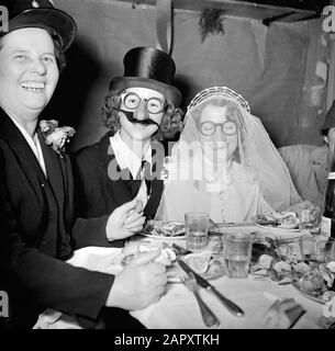 http://proxy.handle.net/10648/aec3482e-d0b4-102d-bcf8-003048976d84 254-0181 Wilhelm vom Poll fest von Sainte Cathérine in Paris, der Urlaub der französischen Modehäuser am 25. November. Verkleiden Sie die Gäste auf der Party in einem der Pariser Workshops. In Paris wird das fest der "Sainte Cathérine" von Mädchen gefeiert, die mit 25 Jahren noch unverheiratet sind und in der Modebranche arbeiten. Sainte Cathérine ist ihr Patronin 1950-1955 fest der Heiligen Katharina in Paris, das fest der französischen Modehäuser wird am 25. November gefeiert. Kostümierte Gäste beim Bankett in einem der Pariser Arbeiten Stockfoto