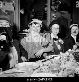 Festessen von Sainte Cathérine in Paris, der Feiertag der französischen Modehäuser am 25. November dressierte Gäste auf der Party in einem der Pariser Workshops Anmerkung: In Paris wird das fest von Sainte Cathérine gefeiert, das von Mädchen gefeiert wird, die mit 25 unverheiratet sind und in der Modebranche arbeiten. Sainte Cathérine ist ihr Patronatsdatum: {1950-1955} Ort: Frankreich, Paris Schlüsselwörter: Feiertage, Feste, Kostüme, Mahlzeiten, Modehäuser Stockfoto