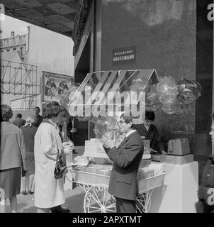 Pariser Bilder [Das Straßenleben von Paris] Verkäufer auf dem Boulevard Haussmann bläst einen Ballon in Form eines Gesichtsdatums auf: 1965 Standort: Frankreich, Paris Stichwörter: Luftballons, Straßenbilder, Straßenhändler Stockfoto