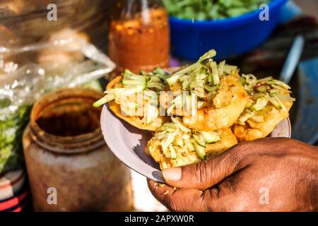 Südasiatische Indische Bangladeschische Straße Essen Bhelpuri / Velpuri / Panipuri / Golgappa Stockfoto