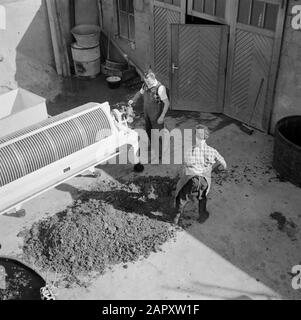 Mosel: Weinanbau Schälchen und Trichter aus der Willmes-Presse Datum: 1959 Standort: Deutschland, Kröv, Rheinland-Pfalz, Westdeutschland Stichwörter: Trauben, Landarbeiter, landwirtschaftliche Werkzeuge, Ernte, Weinanbau, Weinkeller-Anstalt Name: Willmes-Presser Stockfoto