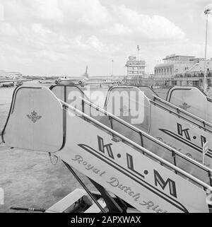 Schiphol und Corporate Identity KLM Vier KLM-Flugtreppen auf dem Einstellbereich für das Flugzeug am Flughafen Schiphol. Im Hintergrund der Kontrollturm und die Terrasse des Cafés De Wide blik, während ein KLM Convair 240 Taxi. Datum: August 1951 Ort: Noord-Holland, Oud-Schiphol Schlüsselwörter: Cafés, Verkehrstürme, Flugzeuge, Flugtreppen, Flughäfen Stockfoto