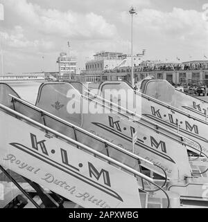 Schiphol und Corporate Identity KLM Vier KLM-Flugtreppen auf dem Einstellbereich für das Flugzeug am Flughafen Schiphol. Im Hintergrund der Kontrollturm und die Terrasse des Cafés De wijde blik Datum: August 1951 Ort: Noord-Holland, Oud-Schiphol Stichwörter: Cafés, Kontrolltürme, Flugzeuge, Flugzeuge, Flugplätze Stockfoto