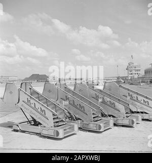 Schiphol und Corporate Identity KLM Vier KLM-Flugtreppen auf dem Einstellbereich für das Flugzeug am Flughafen Schiphol. Im Hintergrund der Kontrollturm und die Terrasse des Cafés De wijde blik Datum: August 1951 Ort: Noord-Holland, Oud-Schiphol Stichwörter: Cafés, Kontrolltürme, Flugzeuge, Flugzeuge, Flugplätze Stockfoto