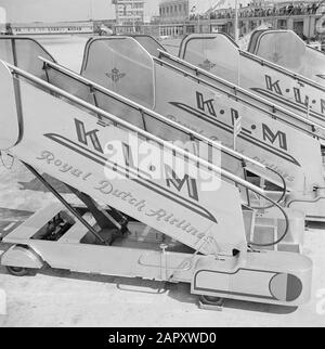 Schiphol und Corporate Identity KLM Vier KLM-Flugtreppen auf dem Einstellbereich für das Flugzeug am Flughafen Schiphol, im Hintergrund der Kontrollturm. Datum: August 1951 Standort: Noord-Holland, Oud-Schiphol Schlüsselwörter: Verkehrstürme, Flugplätze Stockfoto