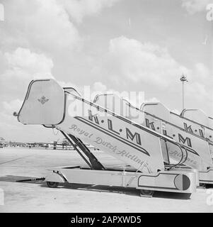 Schiphol und Corporate Identity KLM Vier KLM-Flugtreppen auf den Flugzeugen am Flughafen Schiphol, während ein KLM Convair 240 Taxi. Datum: August 1951 Ort: Noord-Holland, Oud-Schiphol Schlüsselwörter: Flugzeuge, Flugzeuge, Flugplätze Stockfoto