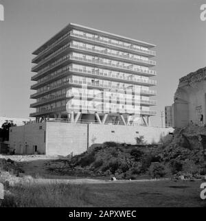 Israel 1964-1965: Jerusalem (Jerusalem), Straßenplastiken quadratisches Gebäude auf Beinen und mit Galerien rund um Datum: 1964 Standort: Israel, Jerusalem Schlüsselwörter: Bausteine, Straßenbilder Stockfoto