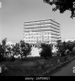 Israel 1964-1965: Jerusalem (Jerusalem), Straßenplastiken quadratisches Gebäude auf Beinen und mit Galerien rund um Datum: 1964 Standort: Israel, Jerusalem Schlüsselwörter: Bausteine, Straßenbilder Stockfoto